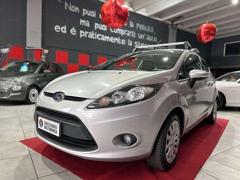 Argento Usata 2011 Ford Fiesta Tre volumi | 6290 € (Buon prezzo) - Immagine 1/4