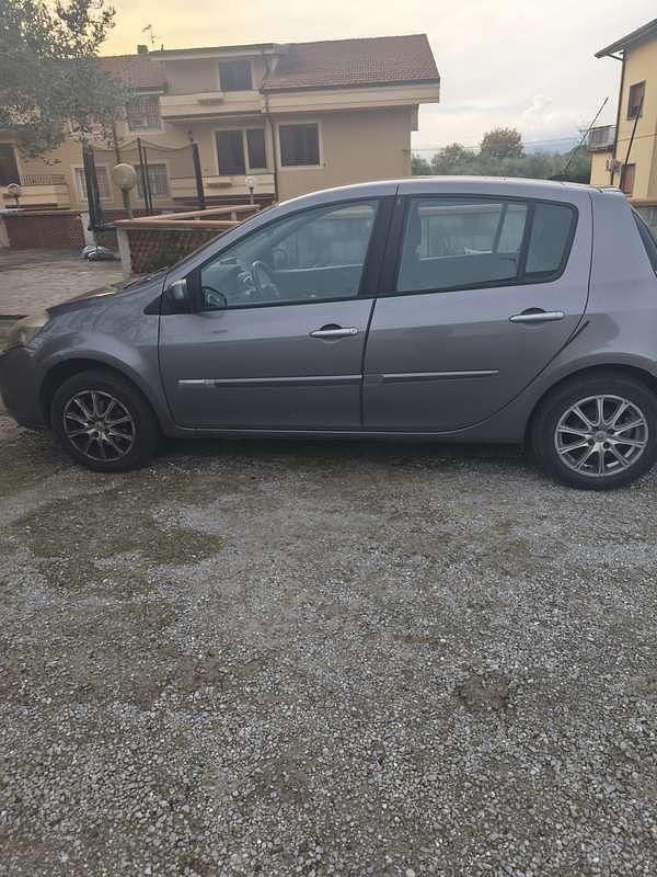 Usata Renault Clio II Dynamique 75 CV (55 kW) 2011 Grigio Berlina
