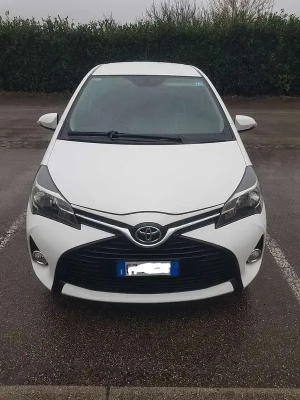 Usata Toyota Yaris Cool 90 CV (66 kW) 2015 Utilitaria