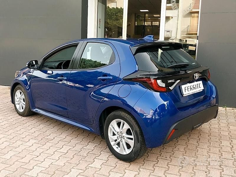 Usata Toyota Yaris Business Edition 72 CV (52 kW) 2021 Blu Utilitaria
