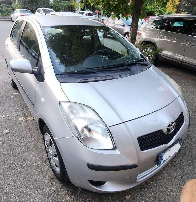 Usata Toyota Yaris Sol 69 CV (50 kW) 2008 Argento Utilitaria