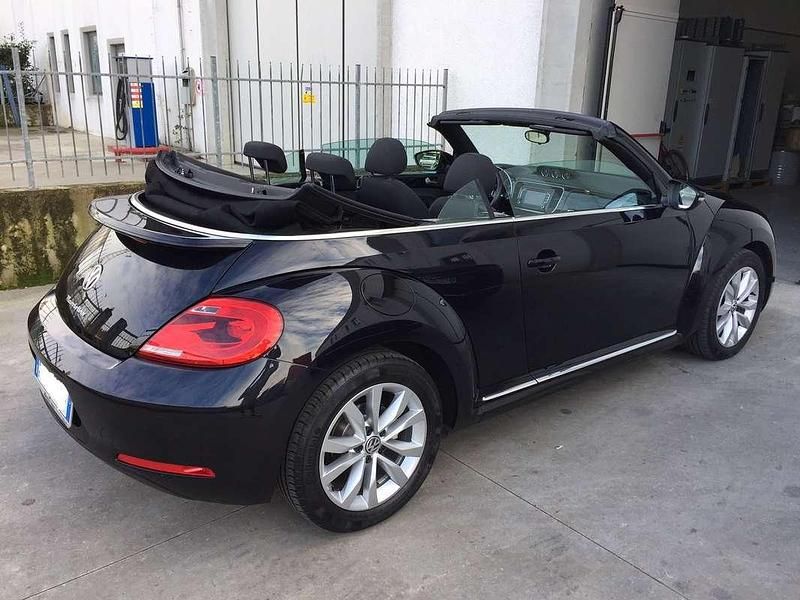 Usata VW Beetle Cabriolet Design 105 CV (77 kW) 2015 Nero Cabrio