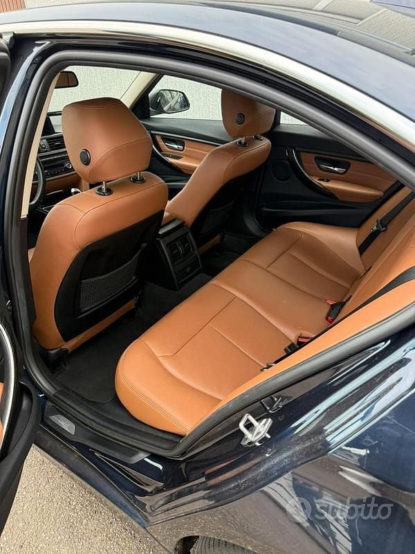 Usata BMW 330 Luxury Line 258 CV (189 kW) 2016 Blu Berlina