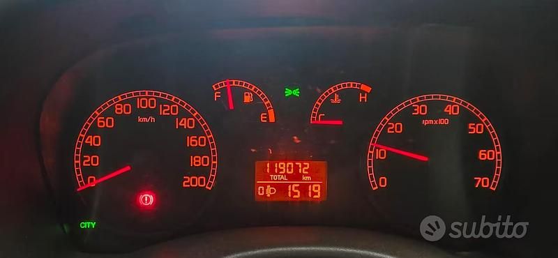 Usata Fiat Punto Dynamic 80 CV (58 kW) 2005 Utilitaria
