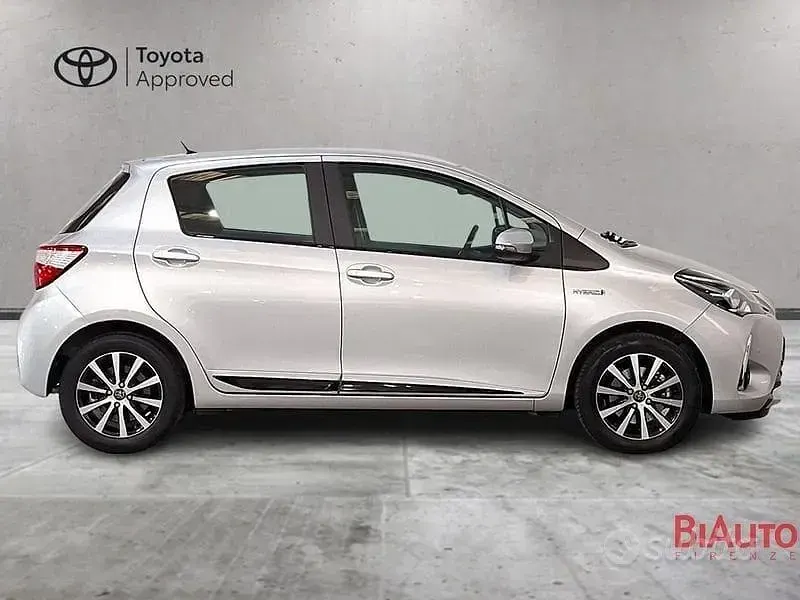 Usata Toyota Yaris Hybrid Active 100 CV (73 kW) 2017 Grigio Berlina