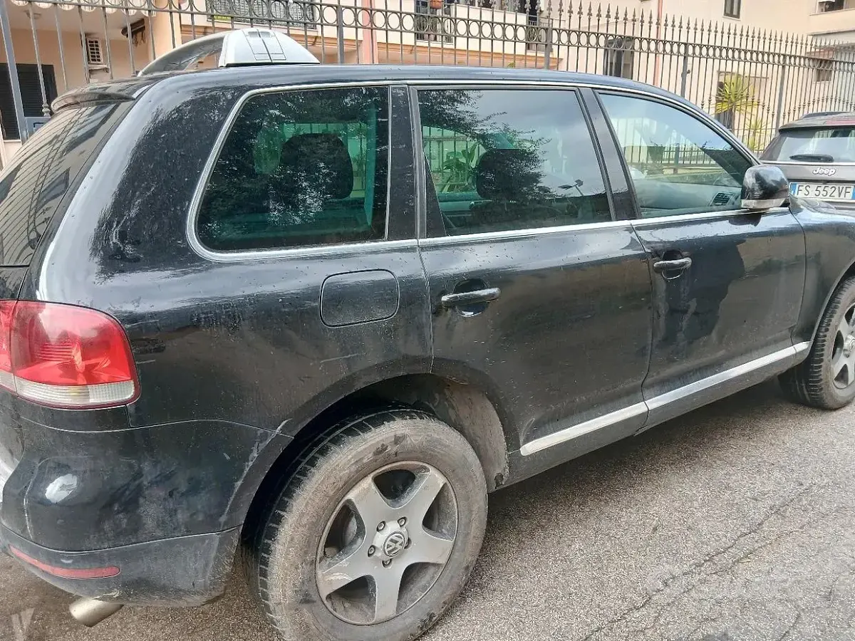 Usata VW Touareg 174 CV (127 kW) 2007 Nero SUV