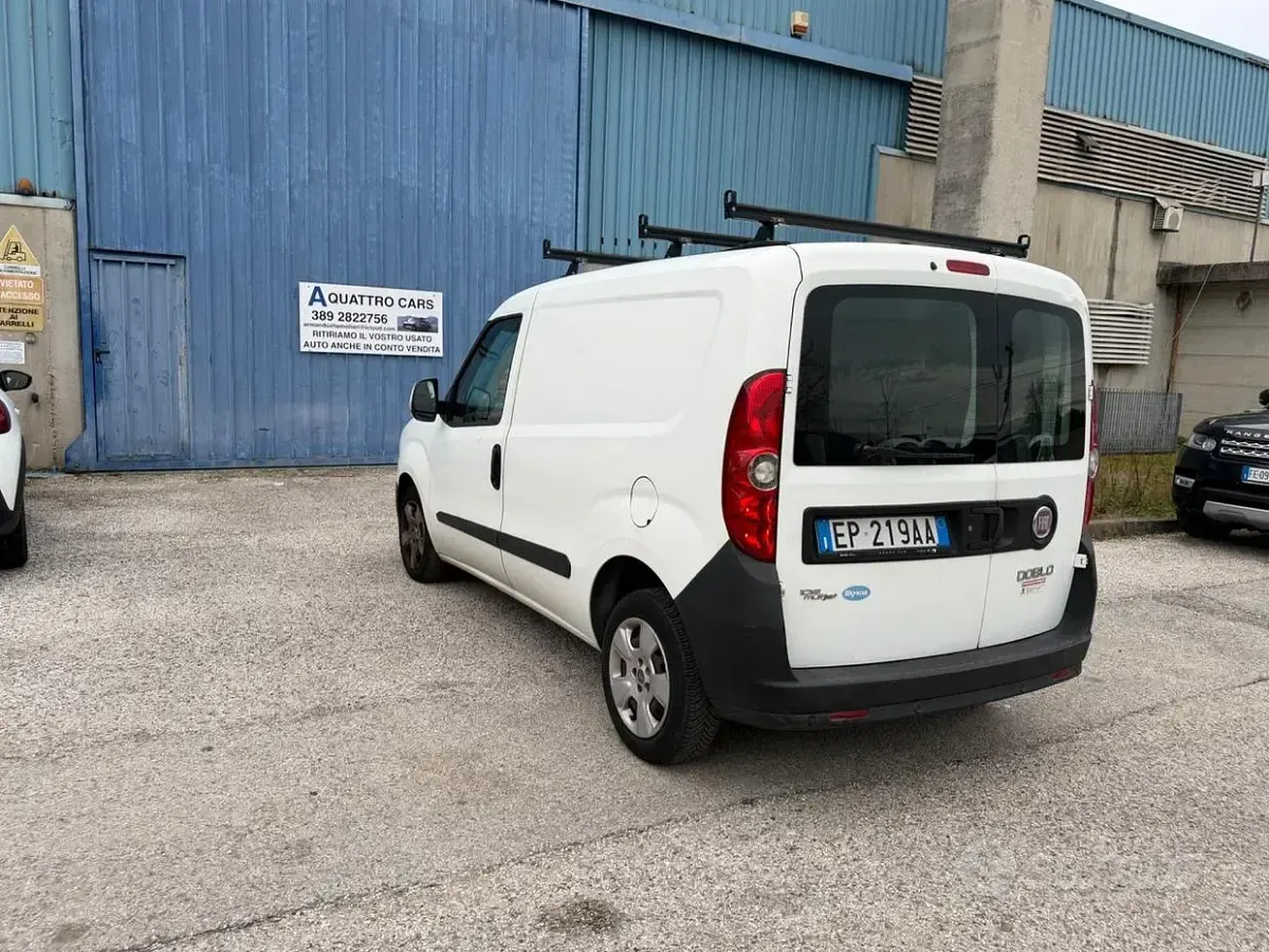 Usado Fiat Doblò Dynamic 105 HP (77 kW) 2012 Branco Monovolume
