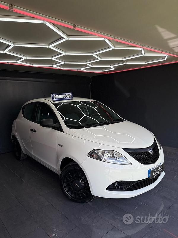 Usata Lancia Ypsilon Platinum 69 CV (50 kW) 2020 Bianco Utilitaria