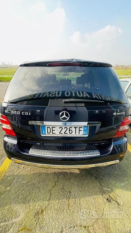 Usata Mercedes ML320 224 CV (164 kW) 2007 Blu SUV