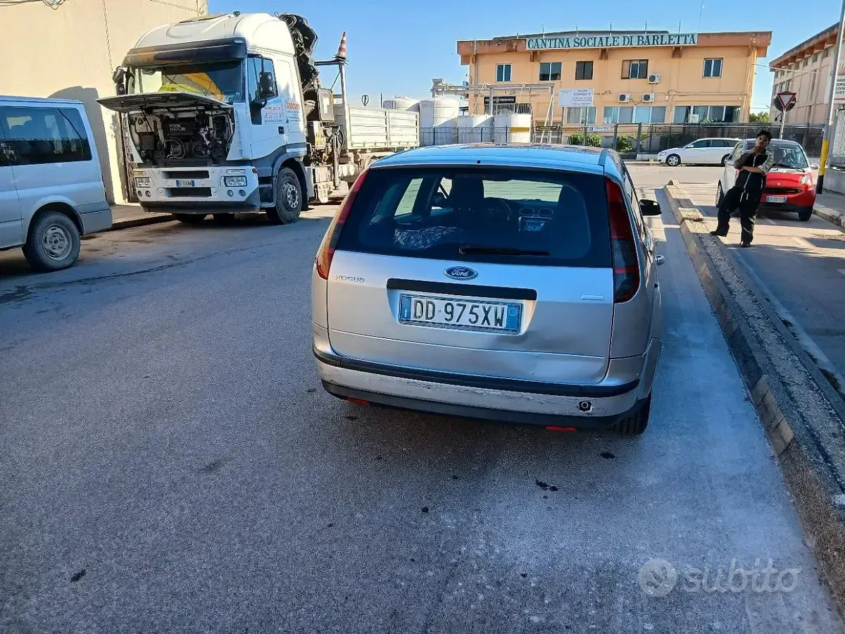 Usata Ford Focus 90 CV (66 kW) 2006 Grigio Station wagon