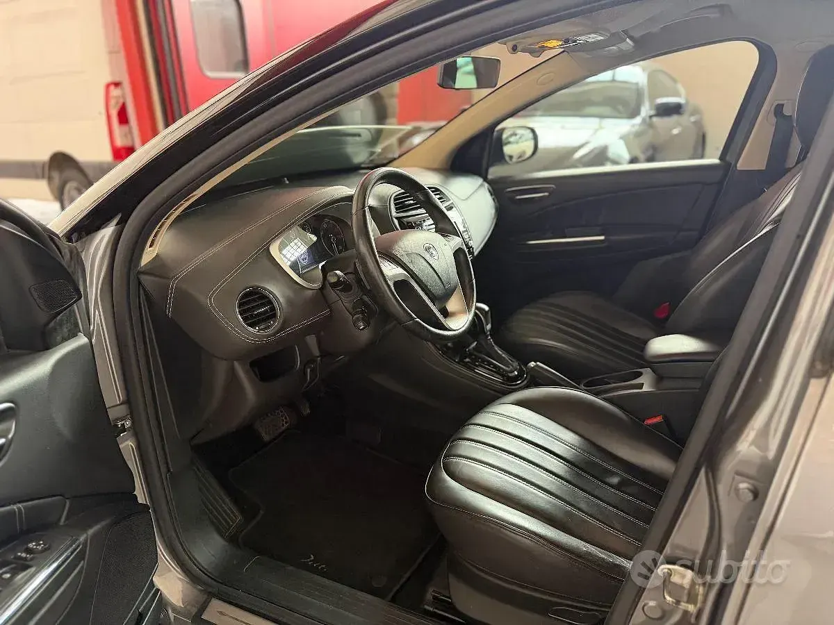 Usata Lancia Delta Platinum 200 CV (147 kW) 2012 Grigio Utilitaria
