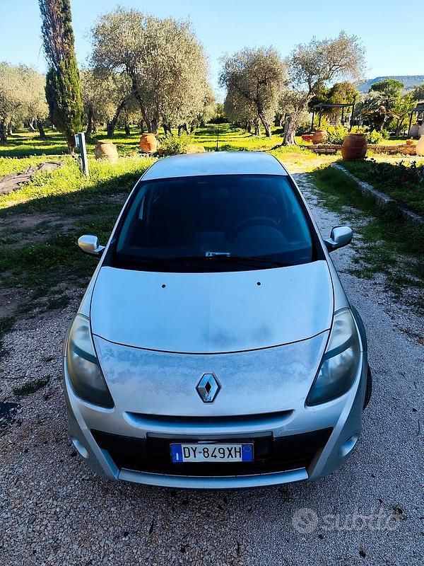 Usata Renault Clio II Dynamique 75 CV (55 kW) 2010 Grigio Berlina