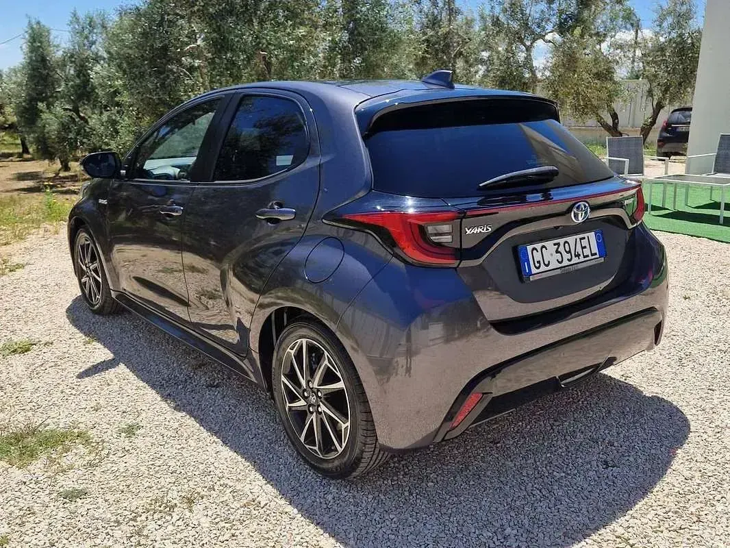 Usata Toyota Yaris Hybrid Lounge 92 CV (67 kW) 2020 Berlina