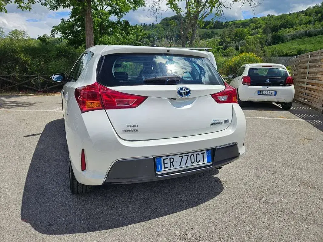 Second-hand Toyota Auris Hybrid Active 99 CP (72 kW) 2013 Berlinǎ