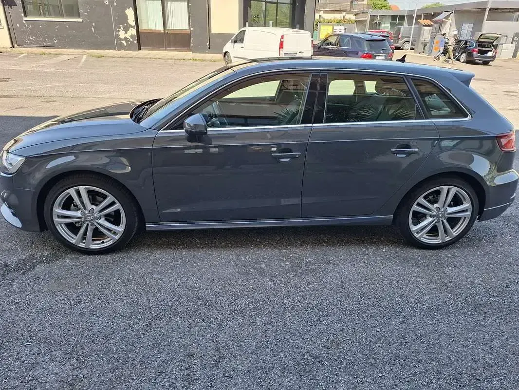 Begagnad Audi A3 Ambiente 131 HK (96 kW) 2019 Grå Sedan