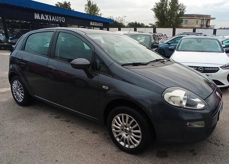 Usata Fiat Punto Street 69 CV (50 kW) 2014 Grigio Berlina
