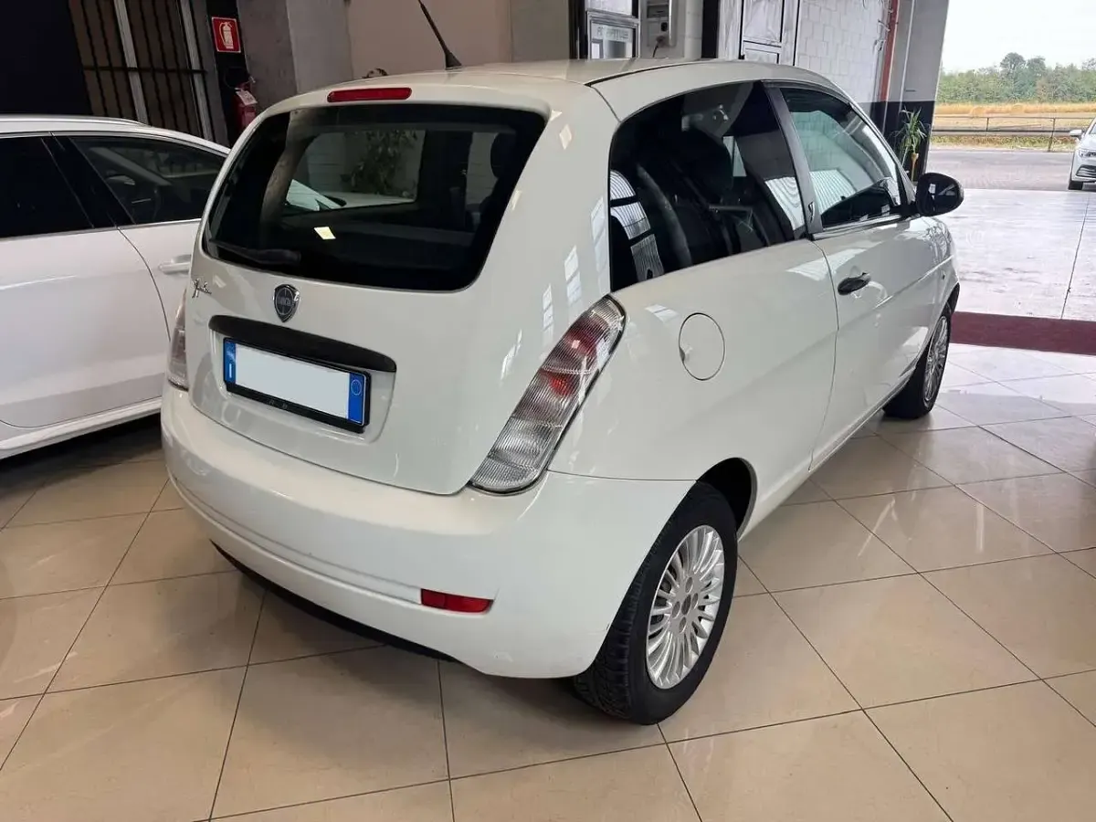 Usata Lancia Ypsilon 60 CV (44 kW) 2010 Bianco Utilitaria