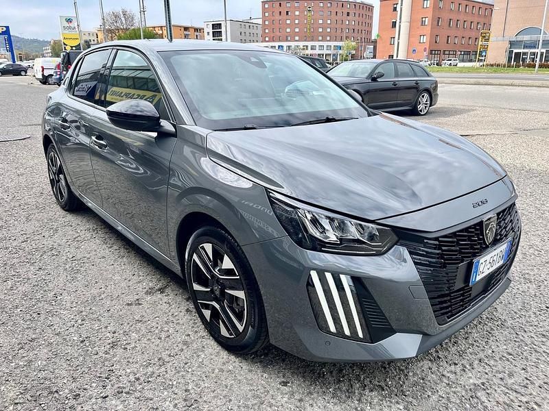 Usata Peugeot 208 Allure 101 CV (74 kW) 2025 Grigio Utilitaria