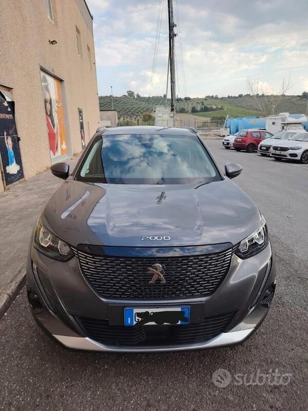 Usata Peugeot 2008 110 CV (80 kW) 2022 SUV