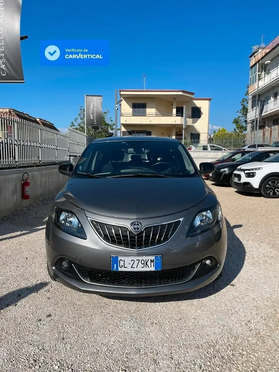 Usata Lancia Ypsilon Gold 69 CV (50 kW) 2022 Grigio Utilitaria