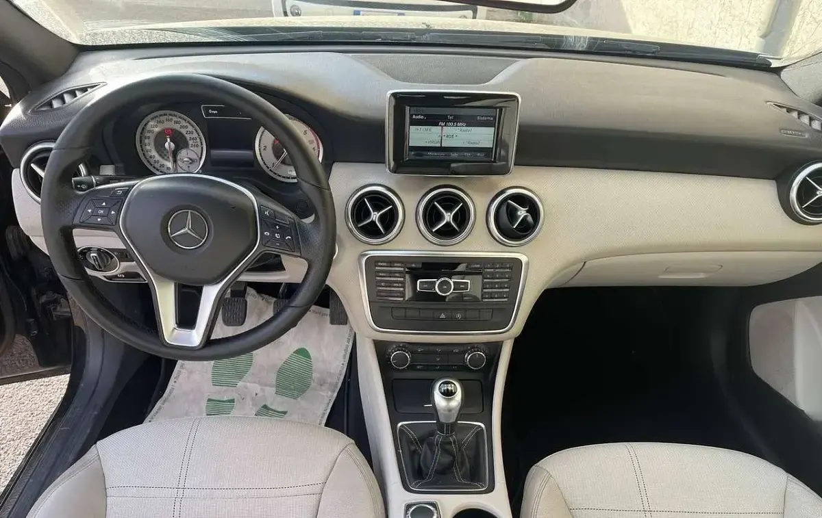 Usata Mercedes A180 109 CV (80 kW) 2015 Nero Utilitaria