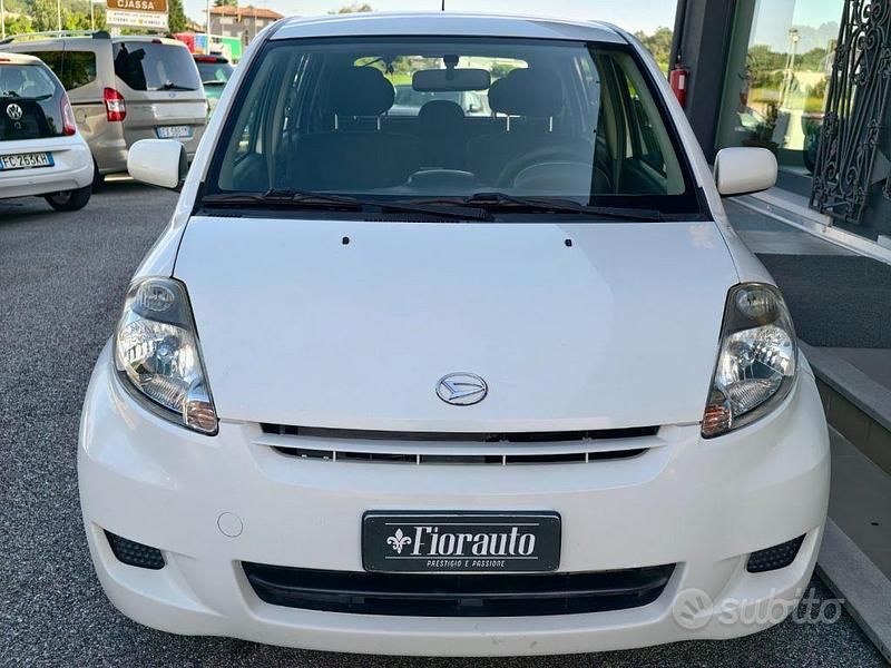 Bianco Usata 2010 Daihatsu Sirion TAKA Due volumi | 3900 € (Buon prezzo) - Immagine 1/4