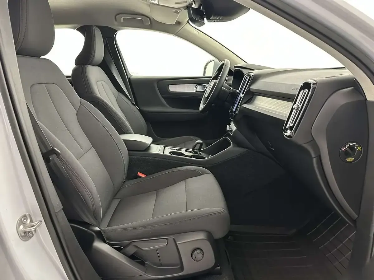 Usata Volvo XC40 Momentum 129 CV (94 kW) 2022 Argento SUV