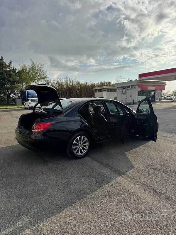 Usata Mercedes E200 Business 150 CV (110 kW) 2018 Nero Berlina