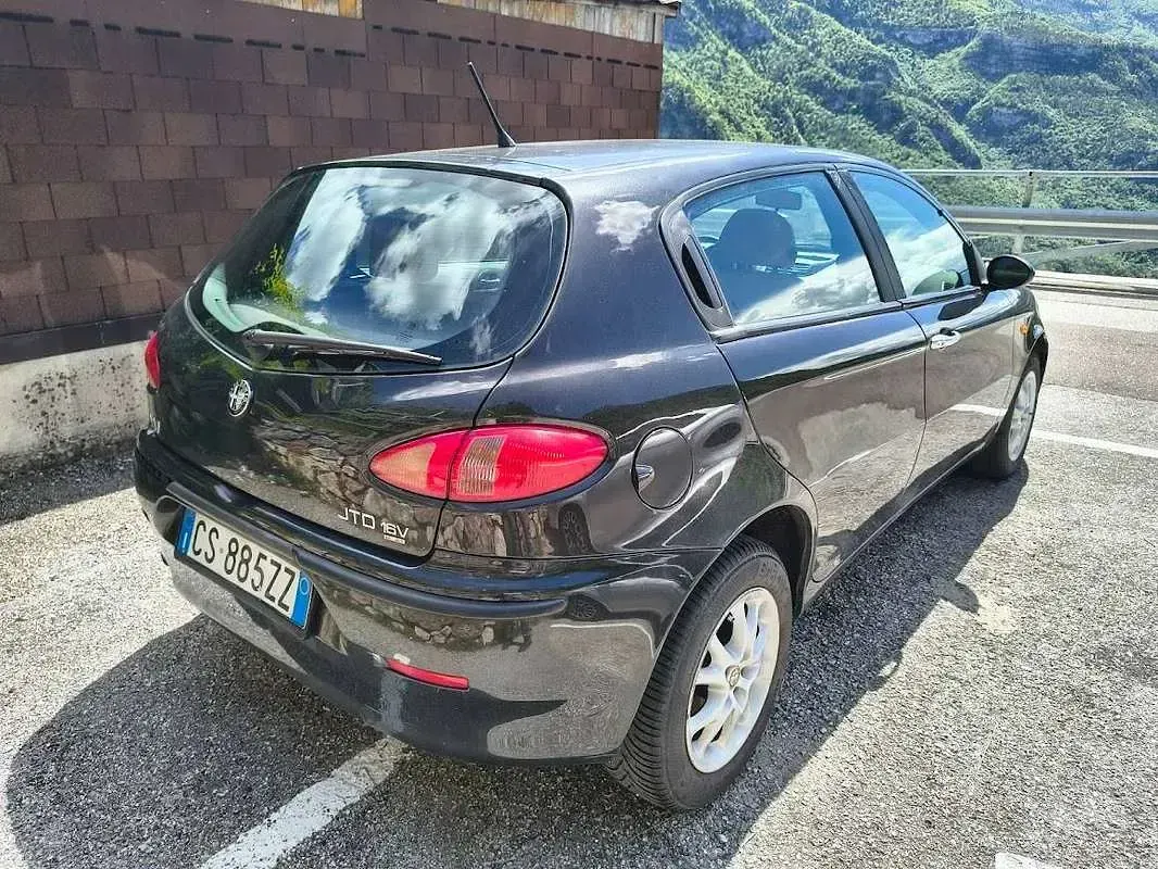 Usata Alfa Romeo 2000 Progression 116 CV (85 kW) 2004 Nero Berlina