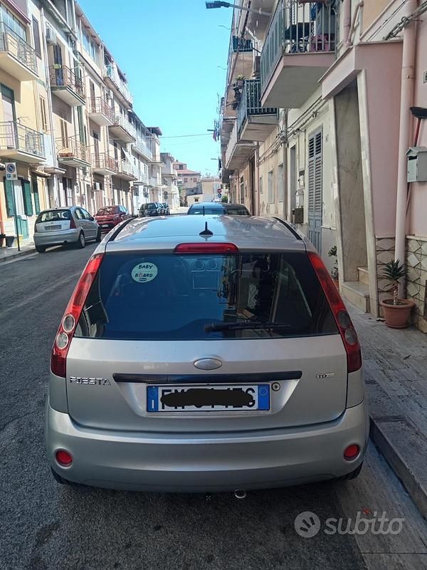Usata Ford Fiesta 68 CV (50 kW) 2006 Grigio Utilitaria