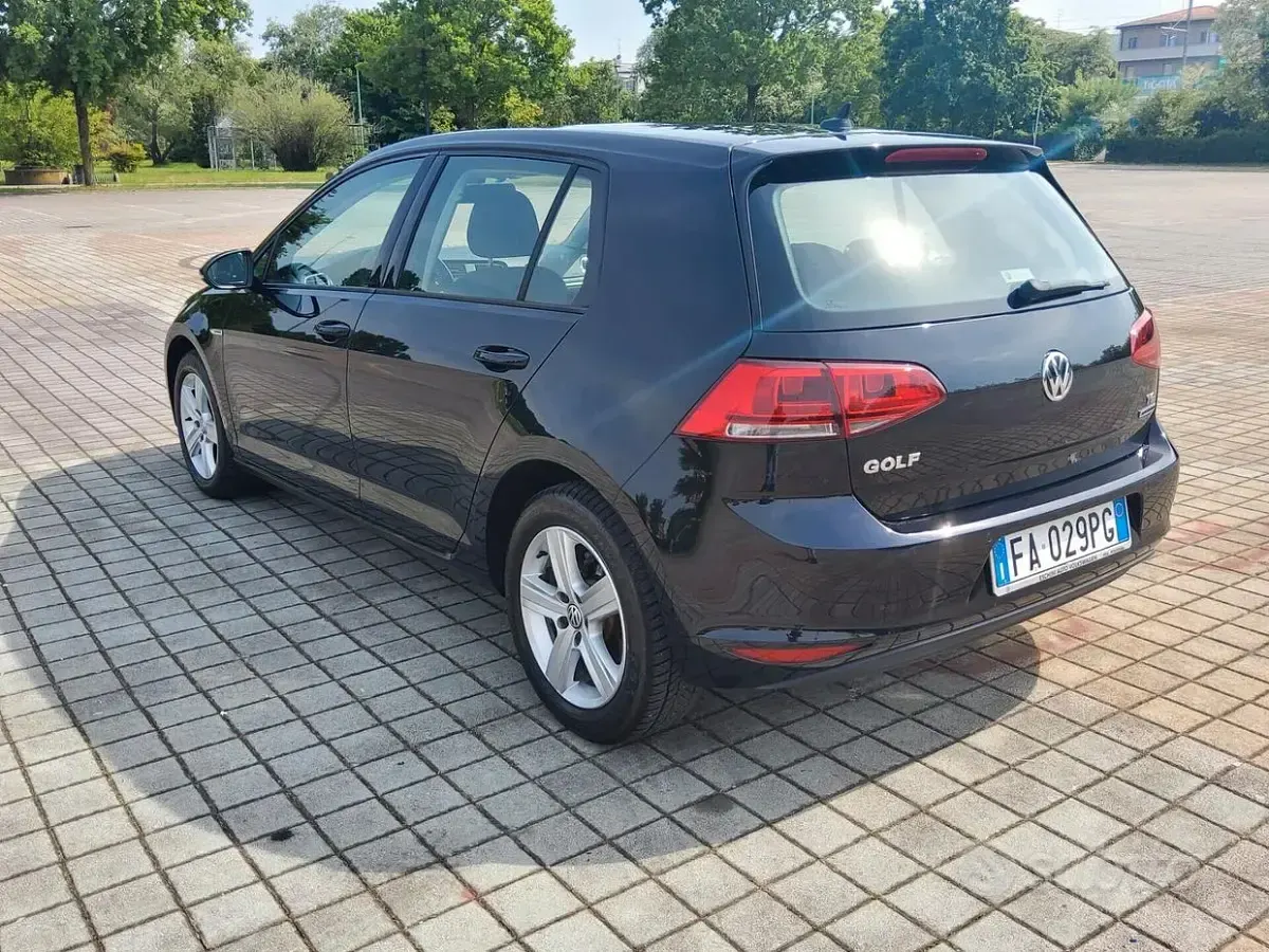 Usado VW Golf VII Comfortline 110 HP (80 kW) 2015 Preto Sedan
