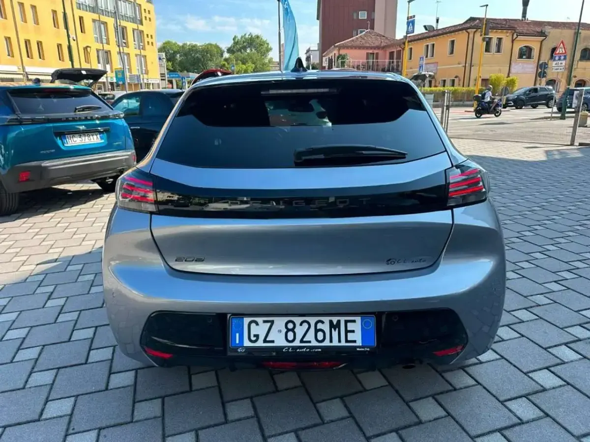 Usata Peugeot 208 Allure 101 CV (74 kW) 2025 Grigio Utilitaria