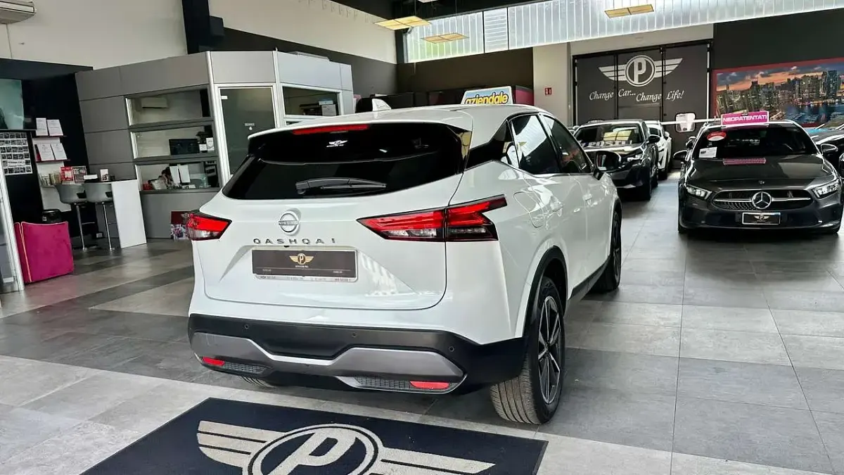 Usata Nissan Qashqai Tekna 158 CV (116 kW) 2023 Solid white metallizzata SUV