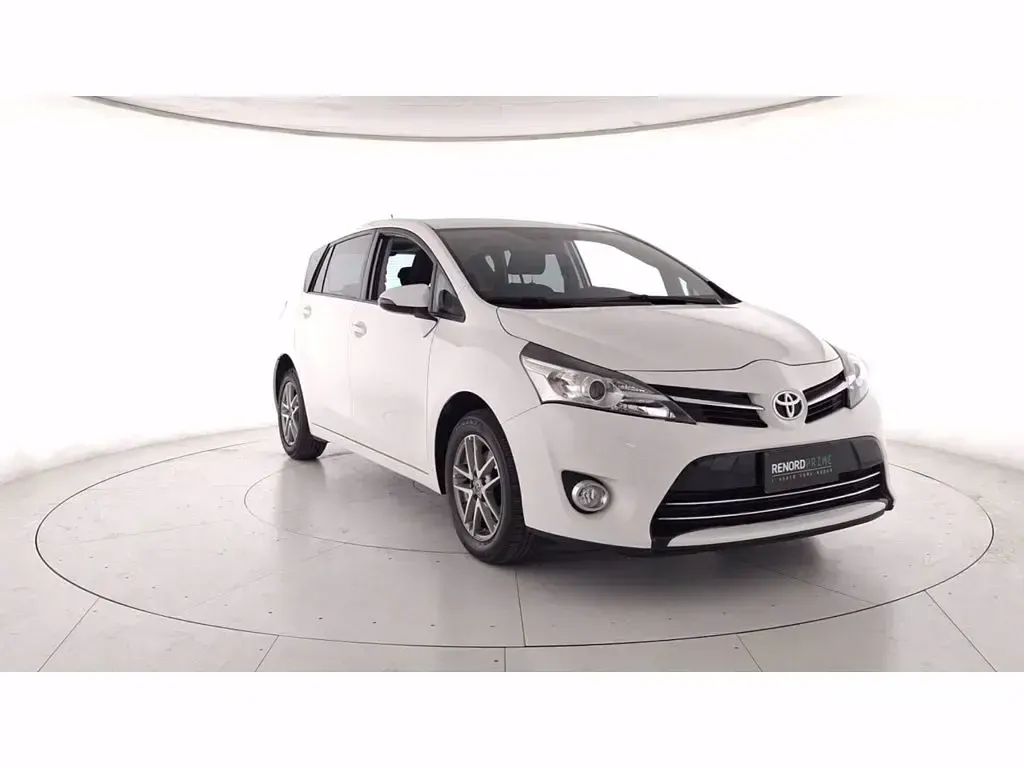 Usata Toyota Verso Active 132 CV (97 kW) 2015 Bianco Monovolume