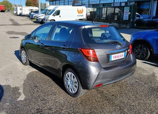 Usata Toyota Yaris Active 69 CV (50 kW) 2015 Grigio Berlina