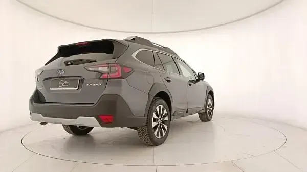 Usata Subaru Outback Premium 169 CV (124 kW) 2024 Grigio Station wagon