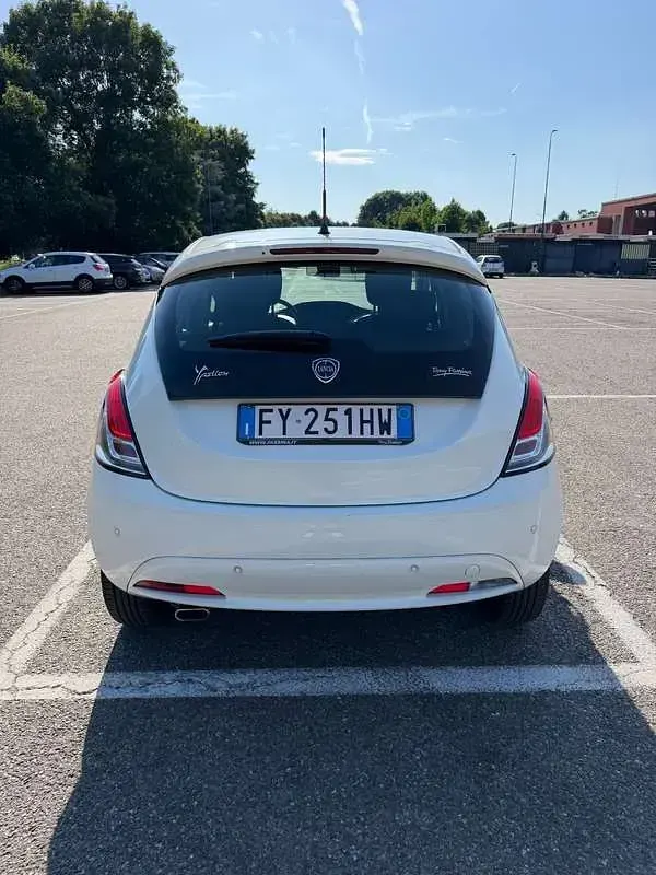 Usata Lancia Ypsilon Gold 69 CV (50 kW) 2019 Bianco Utilitaria