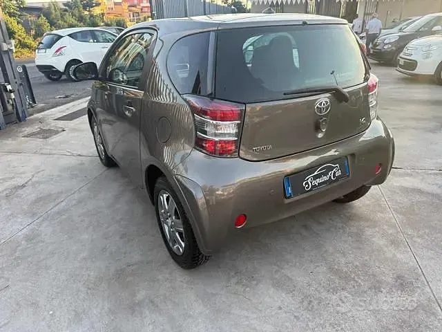Usata Toyota iQ 68 CV (50 kW) 2011 Grigio Utilitaria