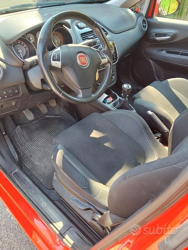 Usata Fiat Punto Lounge 69 CV (50 kW) 2016 Rosso Utilitaria