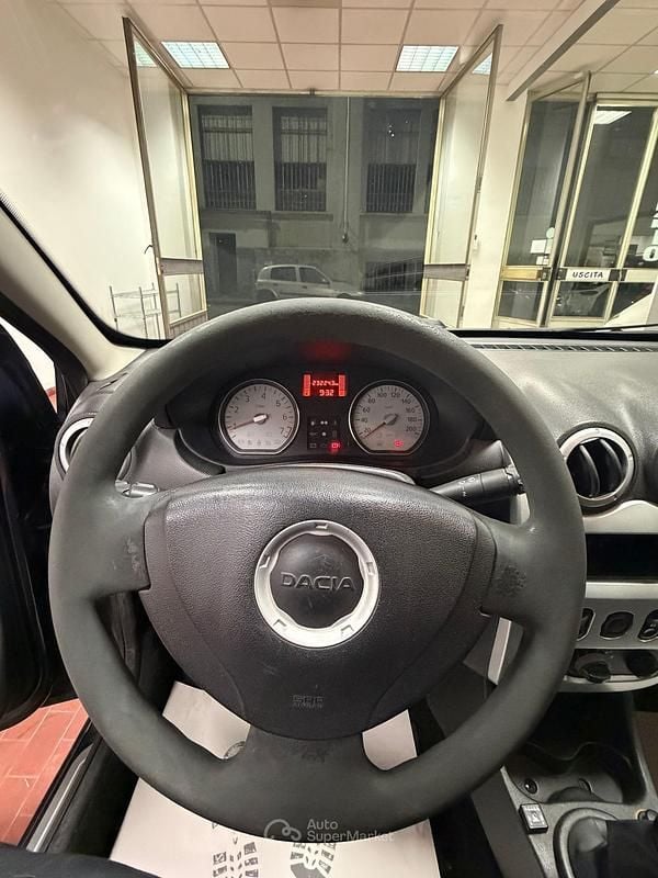 Begagnad Dacia Sandero 75 HK (55 kW) 2009 Grå Sedan