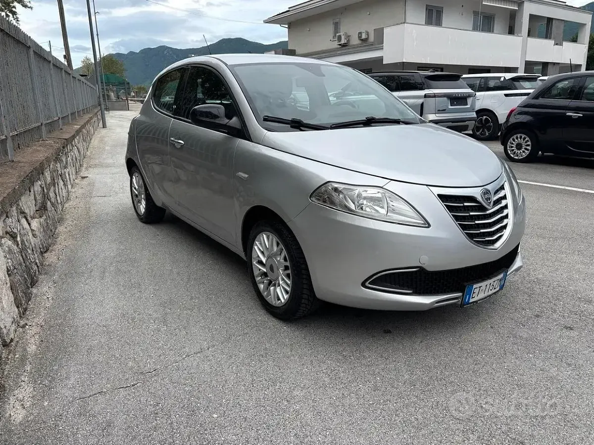 Usata Lancia Ypsilon 85 CV (62 kW) 2014 Grigio Utilitaria