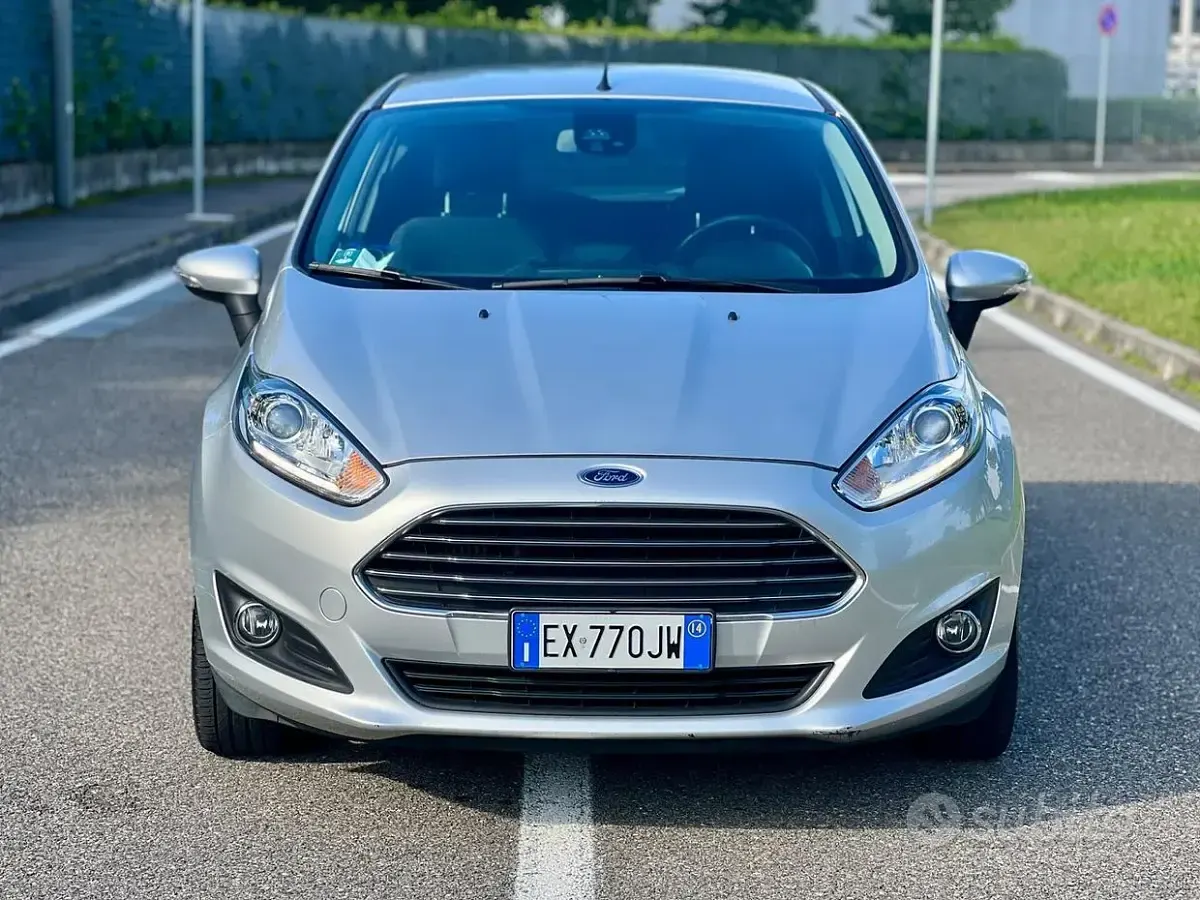 Usata Ford Fiesta 100 CV (73 kW) 2014 Grigio Utilitaria