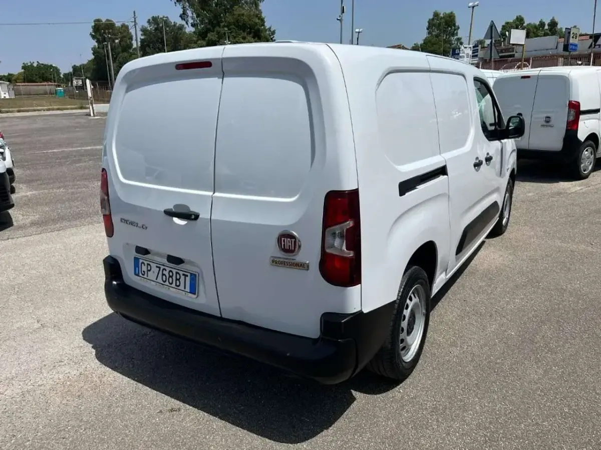Usata Fiat Doblò 102 CV (75 kW) 2023 Blu Monovolume