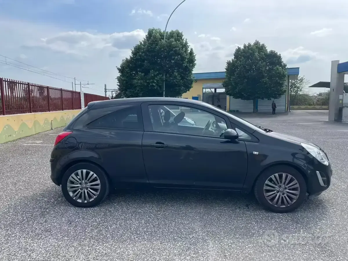 Usado Opel Corsa 85 CV (62 kW) 2013 Negro Utilitario
