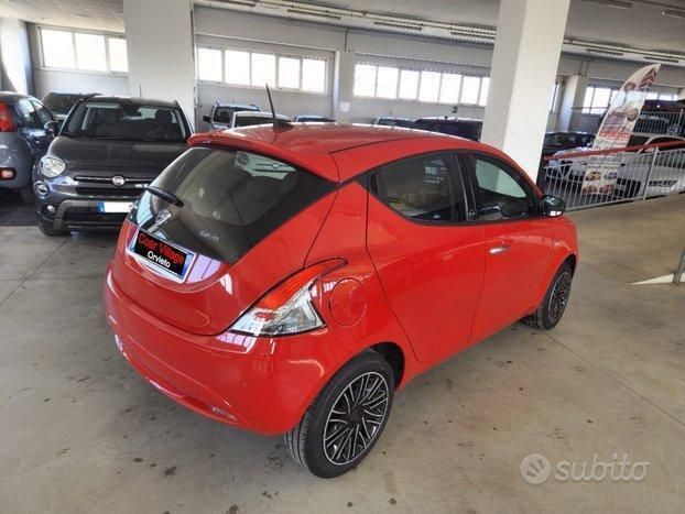 Usata Lancia Ypsilon Gold 69 CV (50 kW) 2021 Rosso Utilitaria