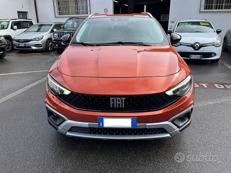 Usata Fiat Tipo Cross 130 CV (95 kW) 2022 Arancione Berlina