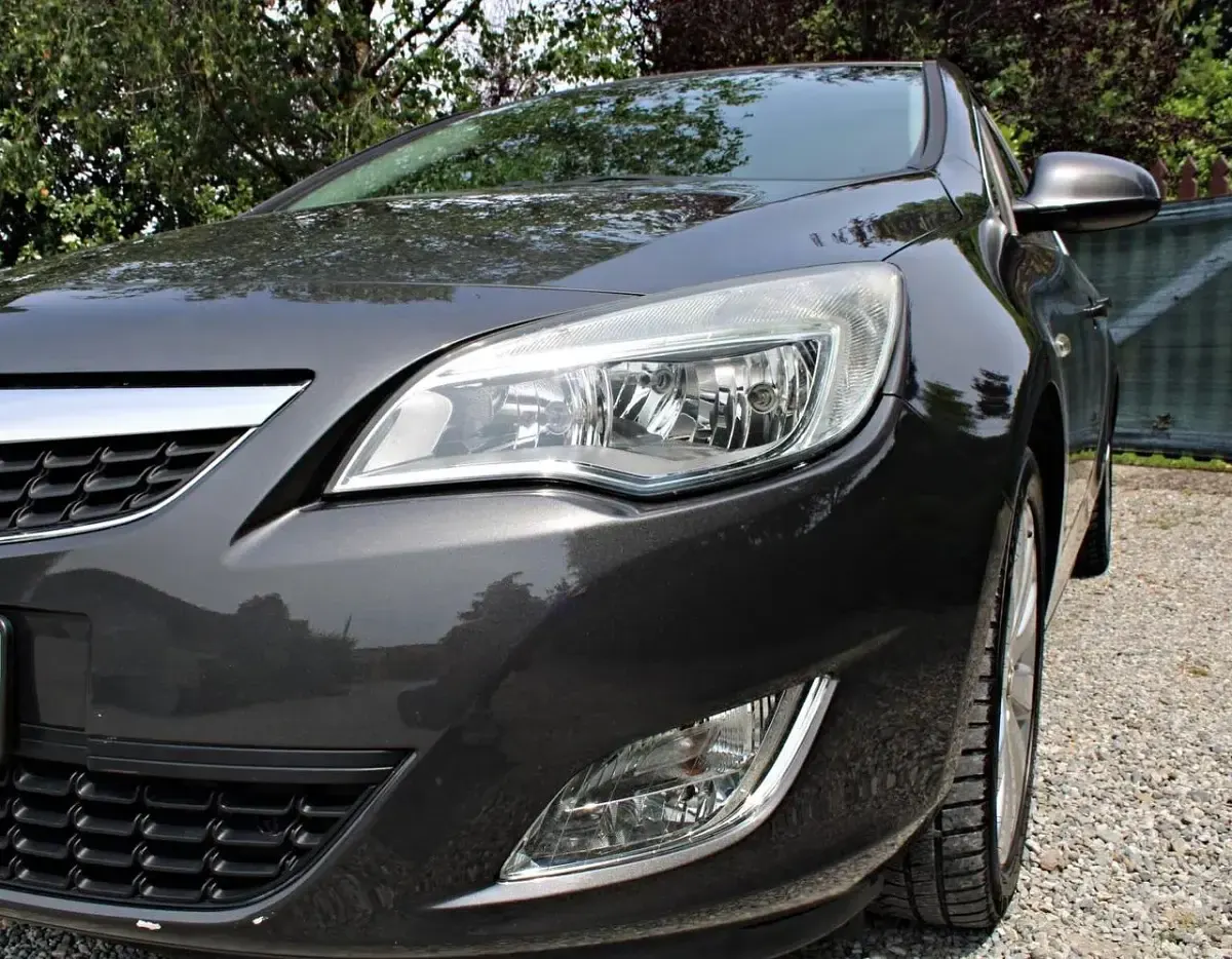 Usata Opel Astra Cosmo 100 CV (73 kW) 2012 Argento Berlina