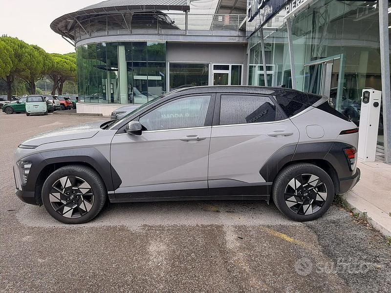 Grigio Usata 2023 Hyundai Kona SUV | 19.000 € (Buon prezzo) - Immagine 1/4