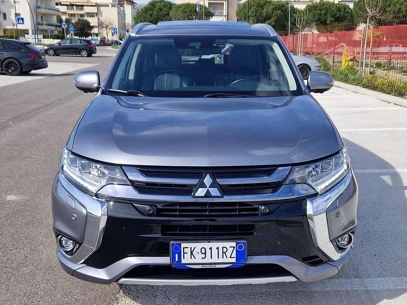Usata Mitsubishi Outlander P-HEV Instyle 121 CV (88 kW) 2017 Grigio SUV