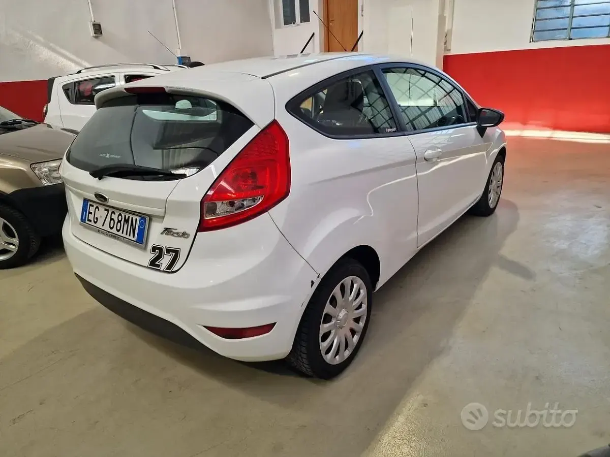 Usata Ford Fiesta Titanium 82 CV (60 kW) 2011 Bianco Berlina